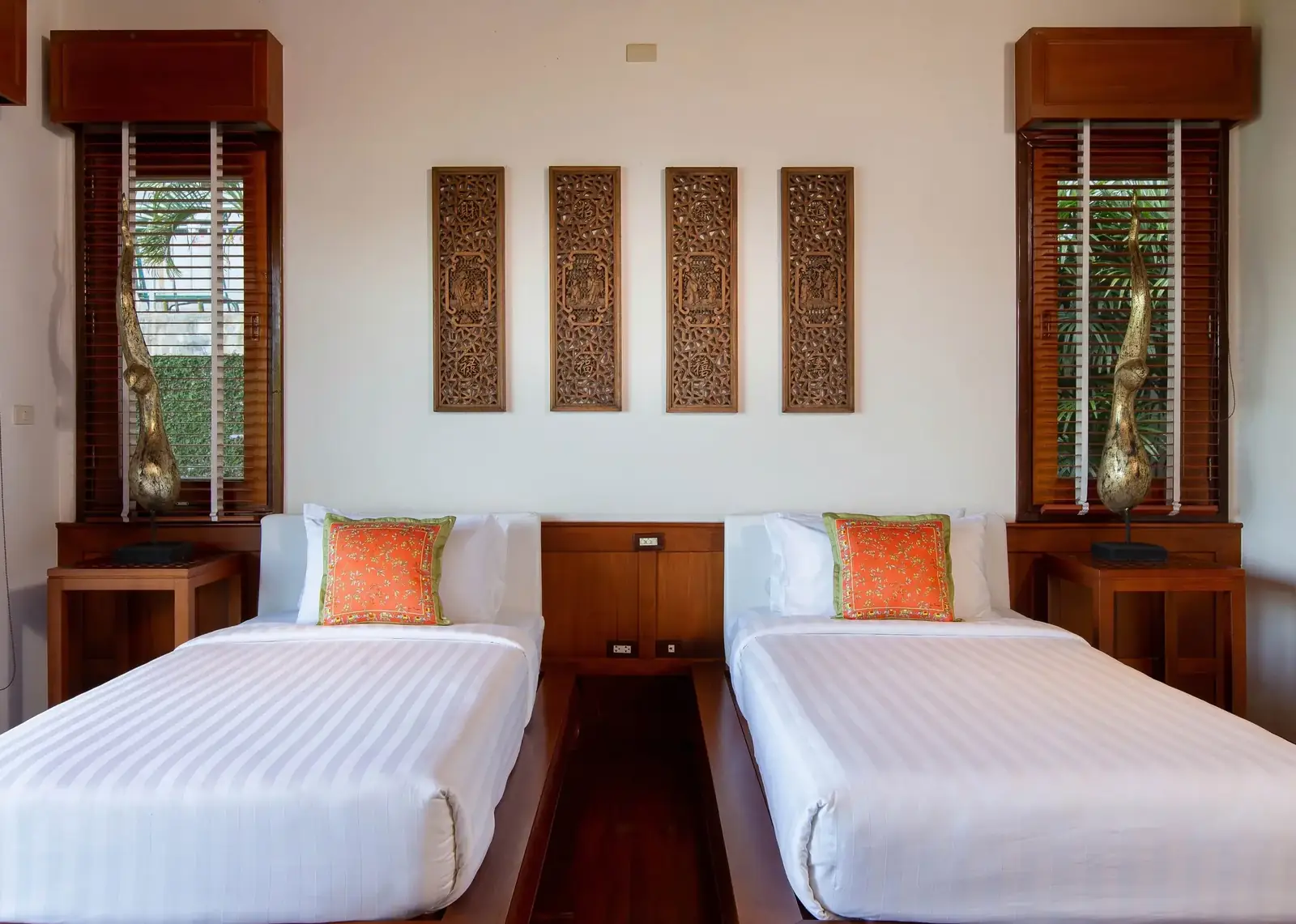 Bedroom 1 twin beds